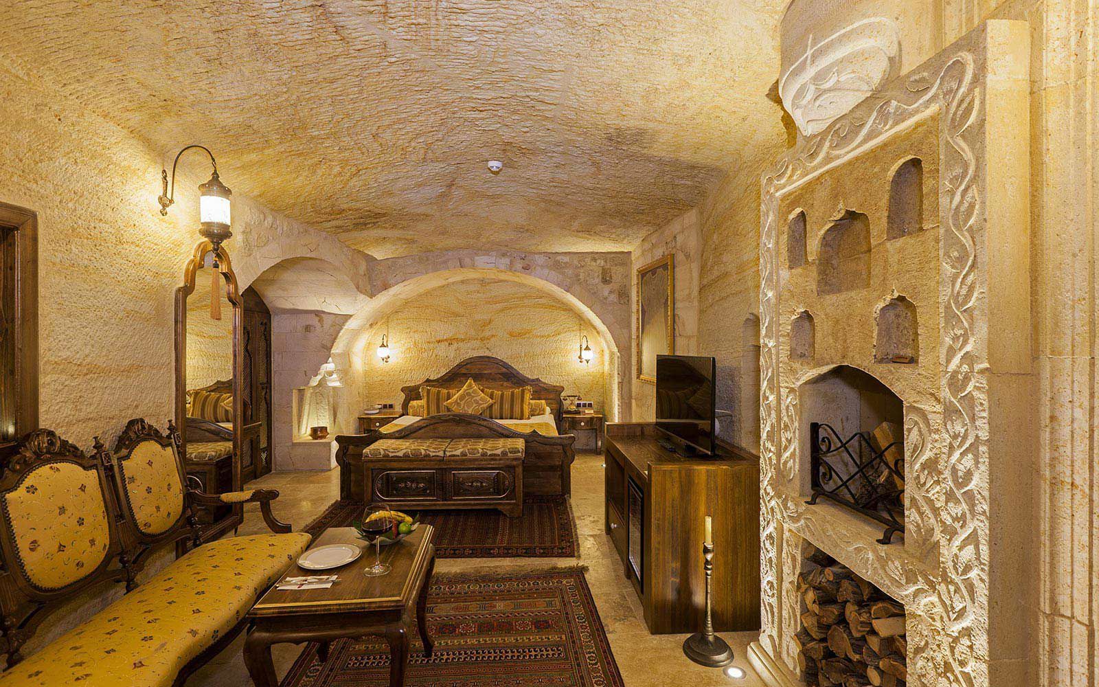 Royal Cave and Pool Suites